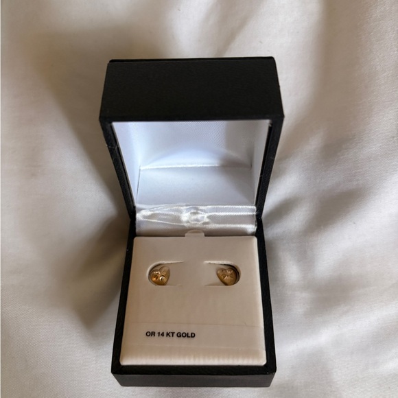 Heart shaped 14 KT gold earrings Never worn - Picture 1 of 2